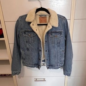 Levi’s sherpa denim jacket women’s size small